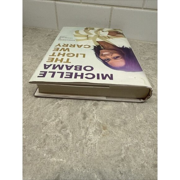 The Light We Carry: Overcoming in Uncertain Times, Michelle Obama. Hardcover New - Picture 5 of 10